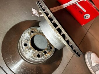 Predni brzdy Bosch bmw e90 320d - 2