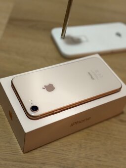 Prodám iPhone 8 GOLD 64GB v krásném stavu - 2