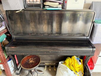Piano značky Rous - 2