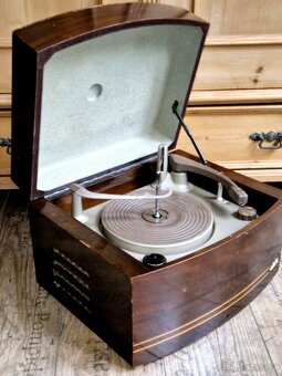 Starý elektronkový gramofon PYE Black Box, Anglie, 1955 - 2