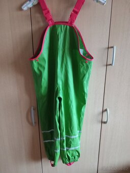 nepromokavé kalhoty vel. 116-122 cm skoro nové - 2