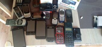 Prodám sbírku mobilů všech značek funkční některé - 2