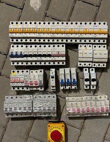 Plastové lišty, husi krk, premix desky, rozvadeče, jističe - 2