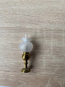 Mosazná miniatura stolní lampy se skleněným stínidlem - 2