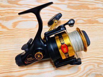 NAVIJÁK BAITRUNNER PENN SLAMMER LIVE LINER 560 L - 2