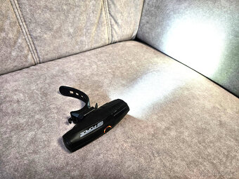 Přední světlo FORCE SHARK 700LM USB - 2