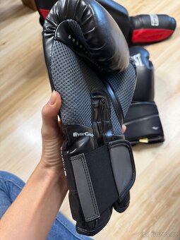 Boxerské rukavice Everlast a chrániče holení a nártů - 2