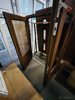 KRÁSNÉ 6TI KOMOROVÉ PLASTOVÉ DVOUKŘÍDLÉ VCHODOVÉ DVEŘE OŘECH - 2