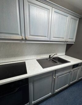 Kuchyně v kouřově modrém odstínu se spotřebiči,5696 - 2