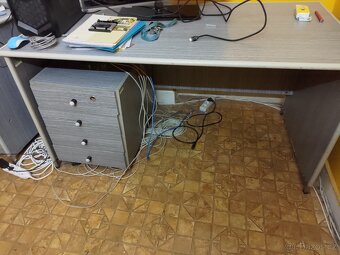 3 kancelářské stoly s kontejnery - 2