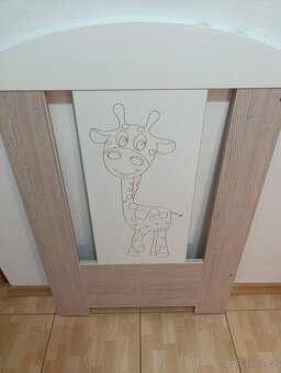 Dřevěná postýlka se stahovatelnou bočnicí - 2
