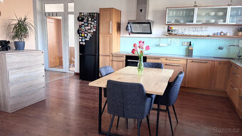 Prostorný dvougenerační dům 222 m2 s pozemkem 1115 m2 - 2