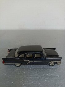 Model GAZ 13 ČAJKA - 2