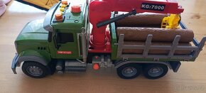 Kamion s kládami - 2