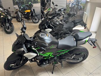 KAWASAKI Z900 MY25 Metallic Moondust Gray / Metallic Spark B - 2
