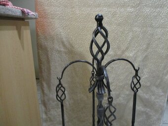 RUČNĚ KOVANÝ STOJAN KE KRBU S NÁŘADÍM - 2