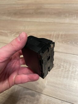 Sony NP-F redukce na AA baterie - 2
