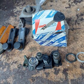 Lancia delta drobnosti na foto . Zámky už nejsou. - 2