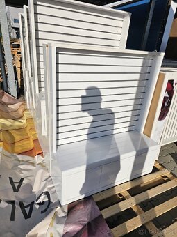 Skříň se závěsným systémem - prodejna - 2