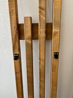 Dřevěný věšák na zeď - 2