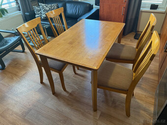 Prodám jídelní stůl z masivu + 4 čalouněné židle - 2