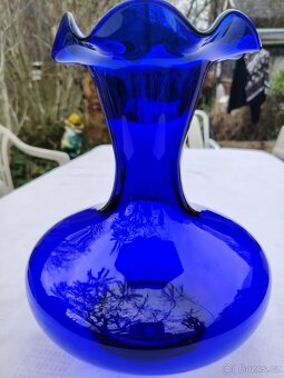 Modrá skleněná baňatá váza - 2