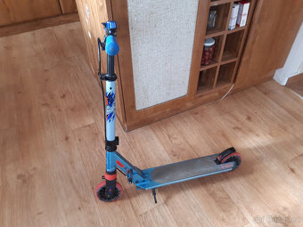 Dětská koloběžka s brzdou na řídítkách a odpružením. - 2