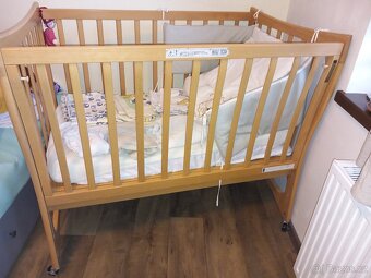 Dětská postýlka na kolečkách a výbava - 2