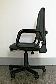 Kancelářské židle s područkami a bez područek - 2