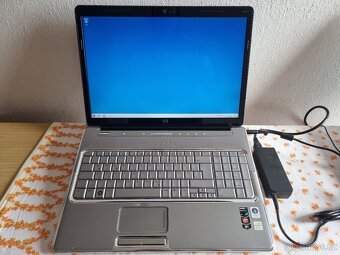 Prodám krásný stříbrný 17,3 notebook HP dv7-1105eg viz foto. - 2