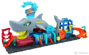 Hot Wheels City Color Reveal automyčka se žralokem a angličá - 2