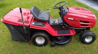 zahradní traktor MTD - 2