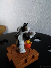 starší hračky, 3x figurky (slon,vlk,ještěr z pravěku - 2