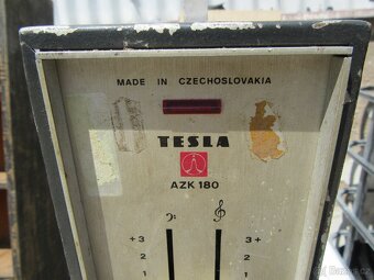 Nabízím starý zesilovač Tesla AZK 180. Nefunkční. Chybí 4 šr - 2