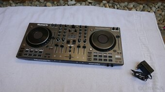 DJ kontroler Numark NS4FX - 2