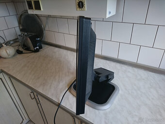 HP monitor 22" L2245w, polohovatelný. - 2