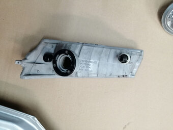 Prodám levý přední mlhový světlomet Toyota Previa r. 2000-06 - 2