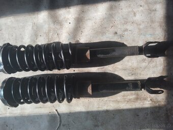 Přední pružiny na Mercedes Benz W211 E270 - 2
