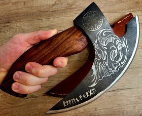 ručně kovaná Vikingská sekera SKULL s koženým pouzdrem - 2