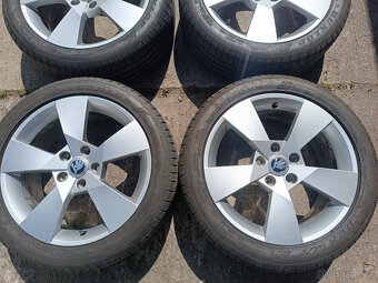 Octavia III - alu 7x17 et49 + zánovní letní Dunlop 225/45/17 - 2