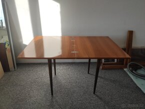 Rozkládací jídelní stůl dýha - 2