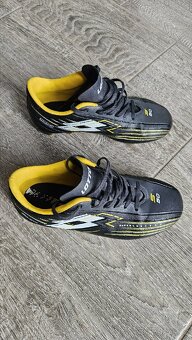 Kopačky lisovky a sálovky Umbro Solista vel 32 a 33 - 2