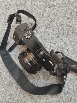 Sony A6000 + příslušenství - 2