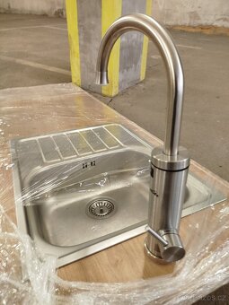 Průtoková baterie na ohřev vody + dřez + deska - 2