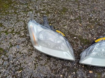 Pravé přední a zadní světlo na Ford C-max - 2