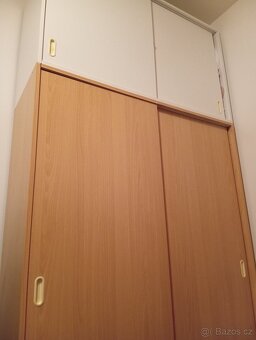 Prodám šatní skříň s posuvnými dveřmi a nástavcem - 2