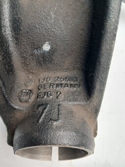 Těleso ložiska čepu kola s držákem třmenu brzdy - 2