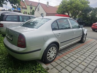 Bouraný škoda superb - 2