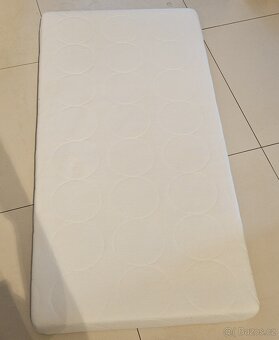 Prodám postýlku s matrací a přebalovací podložkou - 2