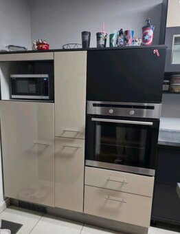 Moderní lesklá linka s vestavěnými spotřebiči,5864 - 2